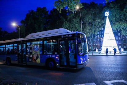 Un autobús de la línea 14 circula por una calle de Madrid 26 noviembre.
