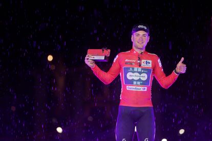 El italiano Lorenzo Milesi celebra ser el primer líder tras la primera etapa de la Vuelta a España, en las calles de Barcelona.