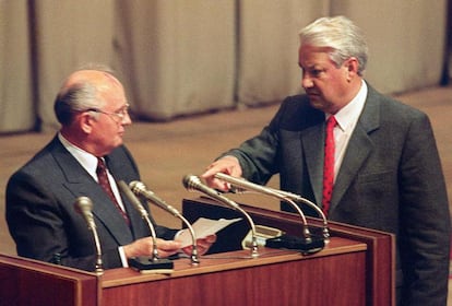 O presidente Boris Yeltsin interrompe um discurso do líder soviético Mikhail Gorbachev, em 23 de agosto de 1991, durante uma sessão do parlamento. Gorbachev havia retornado a Moscou menos de um dia após o golpe de Estado fracassado.