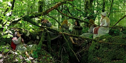 Las protagonistas son acusadas de brujería por sus reuniones en el bosque.