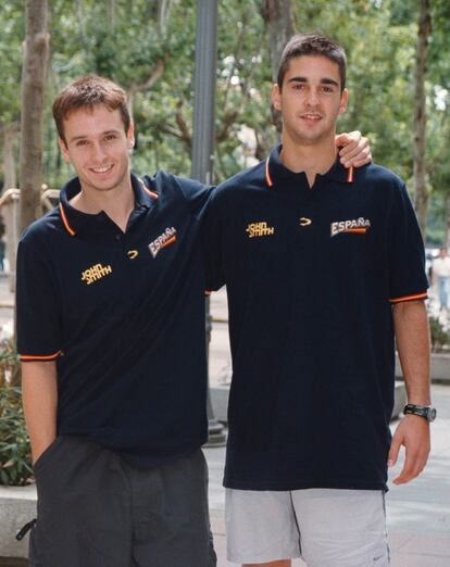 Raúl López (I) y Juan Carlos Navarro, jugadores de la selección española de baloncesto. 1995