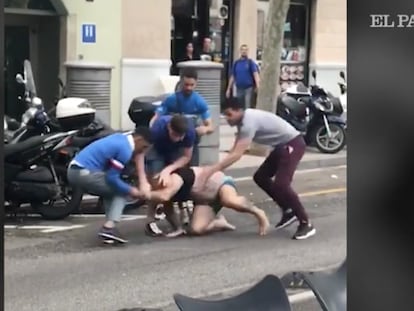 Un grupo de jóvenes roba de manera violenta a un hombre en Barcelona.