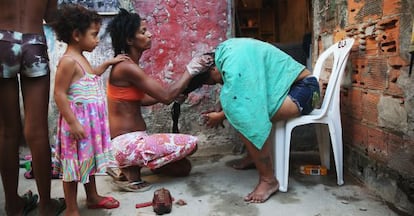 Una familia en la favela de Complexo da Maré, en Río de Janeiro.