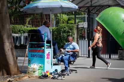 Engraxate atende cliente nesta segunda-feira em São Paulo.