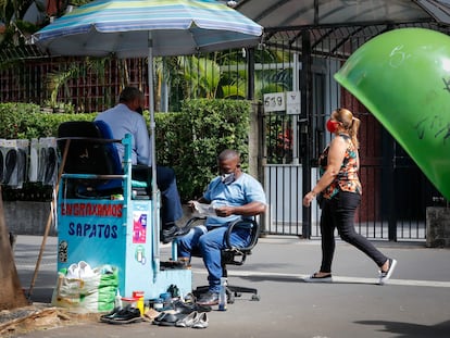 Engraxate atende cliente nesta segunda-feira em São Paulo.