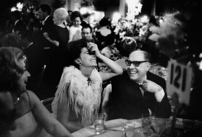 Sofíia Loren y su marido Carlo Ponti durante la gala de entrega de los Oscars de 1962.