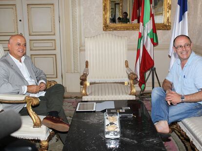 Odón Elorza (izquierda) y Juan Karlos Izagirre, ayer tarde antes de iniciar la reunión que mantuvieron en el Ayuntamiento donostiarra.