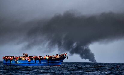 Un grup de migrants espera, aquest dimecres, que els rescatin davant de la costa líbia.