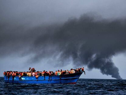 Un grup de migrants espera, aquest dimecres, que els rescatin davant de la costa líbia.