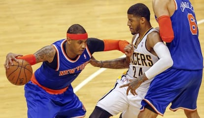 Carmelo Anthony trata de deshacerse de Paul George