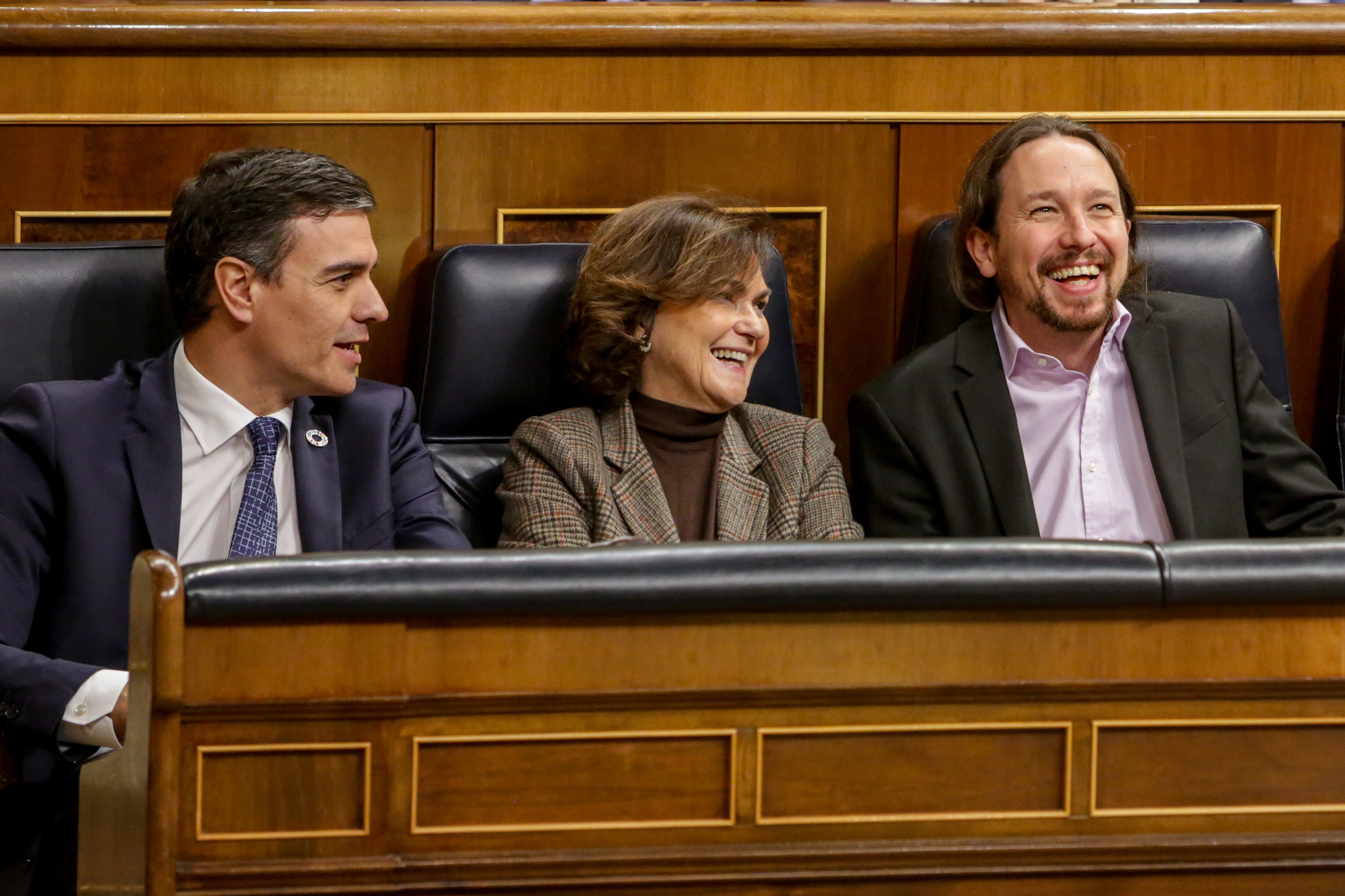 En el Gobierno. 11 de febrero de 2020El presidente del Gobierno, Pedro Sánchez, la vicepresidenta primera del Gobierno, Carmen Calvo, y el vicepresidente segundo y ministro de Derechos Sociales y Agenda 2030, Pablo Iglesias, en el Congreso de los Diputados en Madrid. 