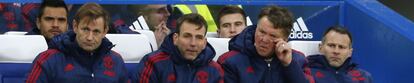 Van Gaal (segundo por la izquierda), junto a sus ayudantes, durante el Chelsea-United.