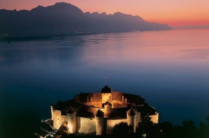 Construcción formada por 25 edificios y tres patios protegidos por dos anillos de murallas defensivas. El castillo de Chillon, alzado sobre una roca que se adentra en el lago de Lemán (también conocido como de Ginebra), residencia de los condes de Saboya entre los siglos XII y XVI, es uno de los edificios de carácter histórico más visitados de Suiza (350.000 personas al año según sus autoridades turísticas). Desde finales del XVIII atrajo a pintores como Delacroix, Turner o Courbet. Y a escritores como Victor Hugo, Alejandro Dumas, Gustave Flaubert o Lord Byron, que tituló uno de sus poemas 'El prisionero de Chillon'. Hay quien ve similitudes entre Chillon y el palacio del príncipe Eric de 'La Sirenita' de Disney. www.chillon.ch