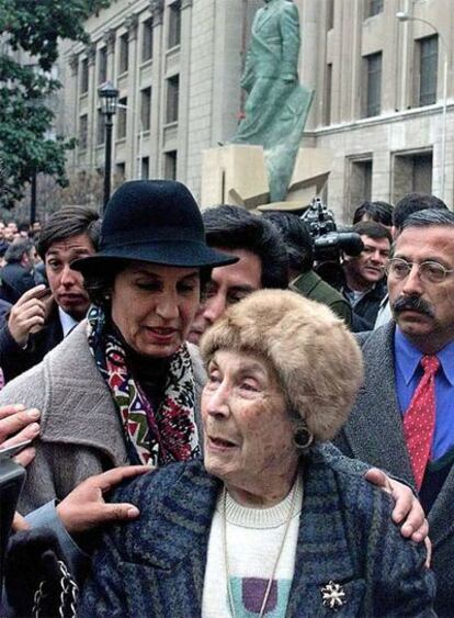Hortensia Bussi, junto a un monumento de su esposo Salvador Allende, acompañada de su hija Isabel, en septiembre de 2000.