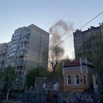 Vista de la ventana de Ananich después de que un misil ruso impactara en un edificio de viviendas cercano. 