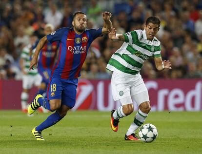 Jordi Alba (i) del Barcelona y Cristian Gamboa del Celtic luchan por hacerse con el balón.