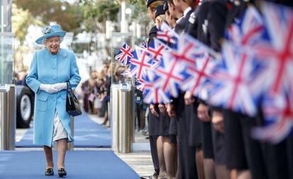La reina Isabel II visita la sede de British Airways en el aeropuerto de Heathrow (Londres), para conmemorar el centenario de la aerolínea.