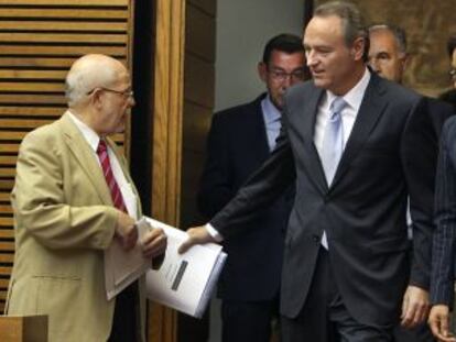 El presidente del Consell, Alberto Fabra, con la consejera de Cultura y Turismo, Lola Johnson, a la entrada del hemiciclo.