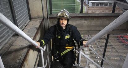 El bombero Alex Montero Justo, en la torre de entrenamiento del parque de Las Rozas.