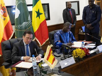 El ministro de Asuntos Exteriores, José Manuel Albares, y su homólogo en Senegal, Ismaila Fall, este viernes en Dakar.