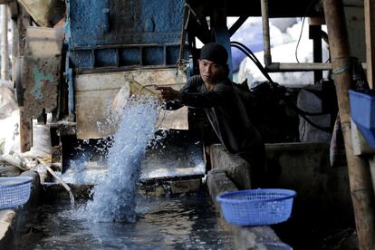 Un trabajador recicla plásticos en un punto de recolección en Yakarta (Indonesia).