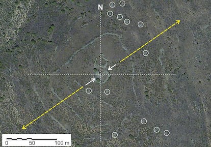 Vista aérea del túmulo principal con la situación y orientación del muro diametral; señalados con círculos otros túmulos menores.