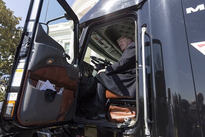 El presidente Donald Trump se sienta en el asiento del conductor de una camioneta mientras da la bienvenida a camioneros y directores ejecutivos a la Casa Blanca para hablar sobre la atención médica, el 23 de marzo de 2017.