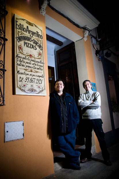Hernán Casciari (izq.) y su socio Christian Basilis (der.) en Sant Celoni (Barcelona) , donde funciona la sede de la editorial y una pizzería argentina.