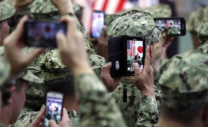 Miembros de las tropas estadounidenses toman fotos del presidente Donald Trump y de la primera dama Melania Trump, mientras viajan a bordo del helicptero DDH-184 Kaga de la Fuerza de Autodefensa Martima de Japn (JMSDF), en la base de Yokosuka, al sur de Tokio.