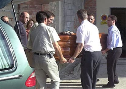 El féretro con el cuerpo de Jesús Ángel Cervantes, a su llegada ayer al tanatorio de O Carballiño.