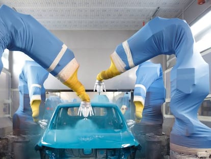 Baño de pintura de un vehículo en la fábrica de Volkswagen en Landaben (Navarra).