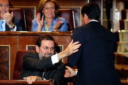 El presidente del PP, Mariano Rajoy, felicita a Eduardo Zaplana tras su intervención en el pleno.