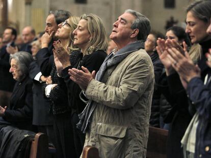 La familia de Rita Barber&aacute; durante la misa oficiada en la catedral de Valencia. 