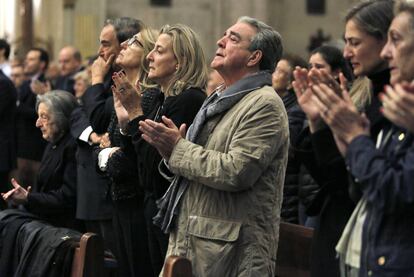 La familia de Rita Barberá durante la misa oficiada en la catedral de Valencia.