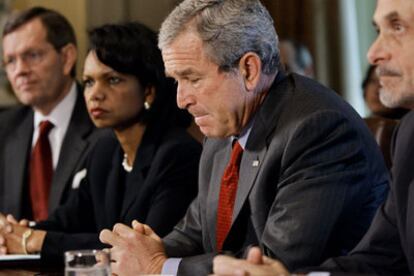 Bush y Condoleezza Rice, junto a otros miembros del Gabinete, en una rueda de prensa ayer en la Casa Blanca.