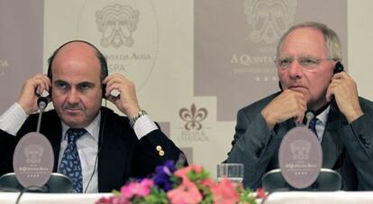 El ministro de Economía, Luis de Guindos, y el ministro alemán de Finanzas, Wolfgang Schäuble, durante la rueda de prensa que han ofrecido hoy.