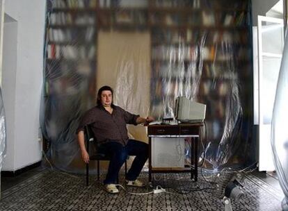 El artista Pedro G. Romero, en su casa sevillana.