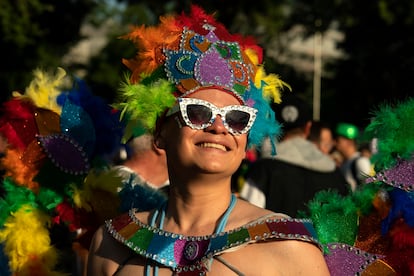 Una mujer sonríe durante la manifestación.