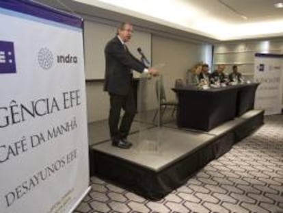 El presidente de la Agencia Efe, el español José Antonio Vera (i), habla hoy, lunes 20 de mayo de 2013, durante la inauguración del ciclo de desayunos informativos patrocinados por la empresa española Indra "Foro Efe Café da Manhã" en la ciudad de Sao Paulo (Brasil).