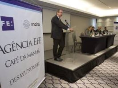 El presidente de la Agencia Efe, el español José Antonio Vera (i), habla hoy, lunes 20 de mayo de 2013, durante la inauguración del ciclo de desayunos informativos patrocinados por la empresa española Indra "Foro Efe Café da Manhã" en la ciudad de Sao Paulo (Brasil).