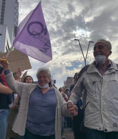 Una pareja en las calles de Santiago de Chile en la masiva protesta.