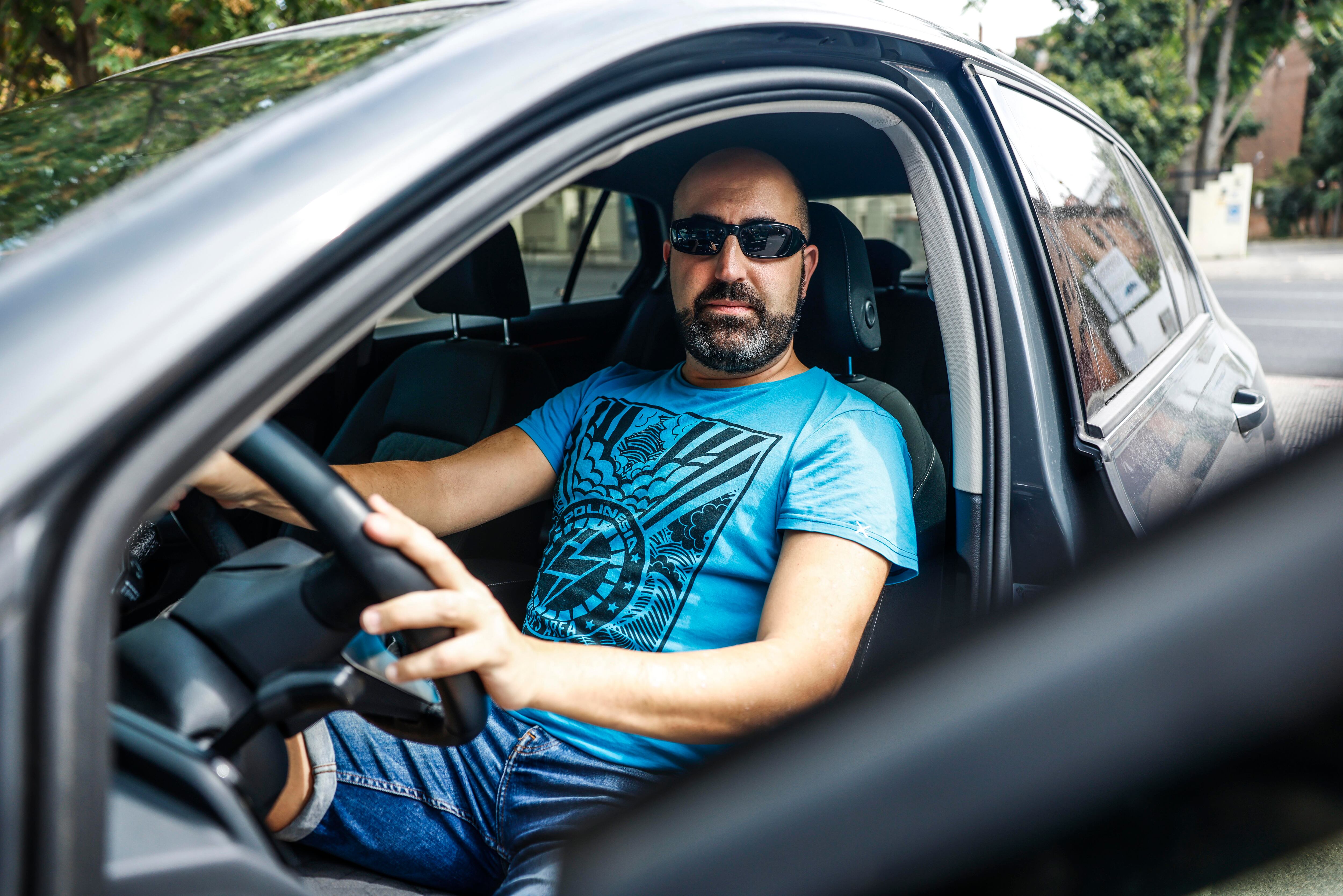 Álex Espinosa, usuario de Blablacar que ha utilizado varias veces el bono energético, antes de iniciar un viaje de Madrid a La Rioja.