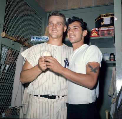 Roger Maris, a la izquierda, posa con Sal Durante