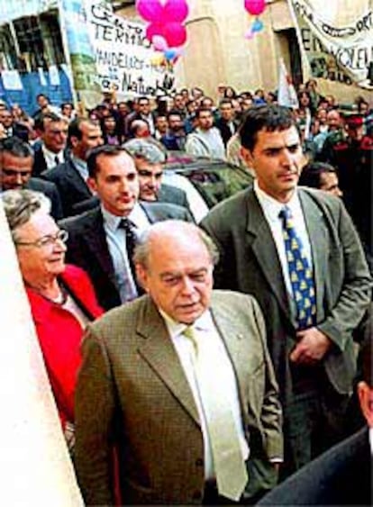 Jordi Pujol, seguido de su esposa y protegido por guardaespaldas, a su llegada al consejo comarcal.