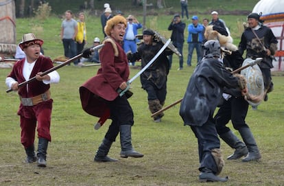 Atletas durante una prueba de los 'World Nomad Games' en Kyrchin (Kirguistán).