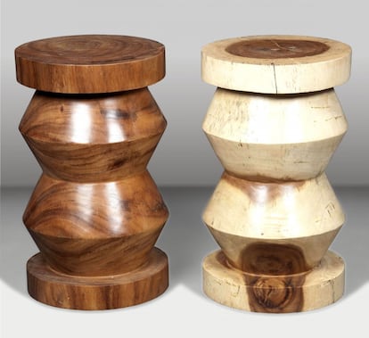 Un taburete con forma de tambor. Estos taburetes de madera que vende Batavia recuerdan, por su estructura y tamaño, a los tambores tribales, por lo que aportan un ambiente natural y exótico a la estancia. Están fabricados a mano, con un diseño completamente simétrico. Tanto en la base como en el extremo superior se ha respetado la forma circular, mientras que el espacio intermedio se ha tallado hasta lograr perfiles troncocónicos enfrentados. Están elaborados con madera procedente de Indonesia, y las diferencias de tonalidad, lejos de ocultarse, se potencian para resaltar la originalidad y autenticidad de cada uno de ellos. Precio: 203 euros por unidad.