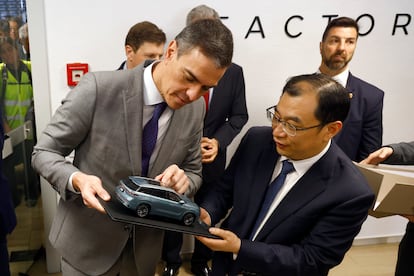 El presidente del Gobierno, Pedro Sánchez, junto al el vicepresidente de Chery Internacional, Zhang Guibing, tras el acto de firma del acuerdo para el aterrizaje del grupo automovilístico chino Chery en las antiguas instalaciones de Nissan en Zona Franca de Barcelona de la mano de Ebro-EV Motors.