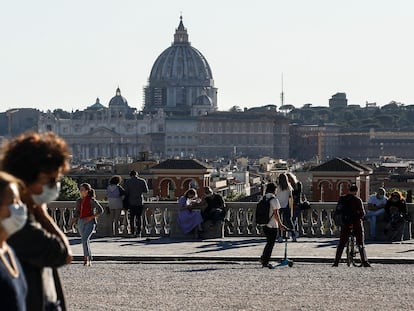 As pessoas aproveitam o dia de sol nesta segunda-feira na Villa Borghese, em  Rome.