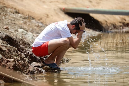 Un hombre se refresca en la playa de interior del pantano de la Breña, en el término municipal de Almodóvar del Río (Córdoba).