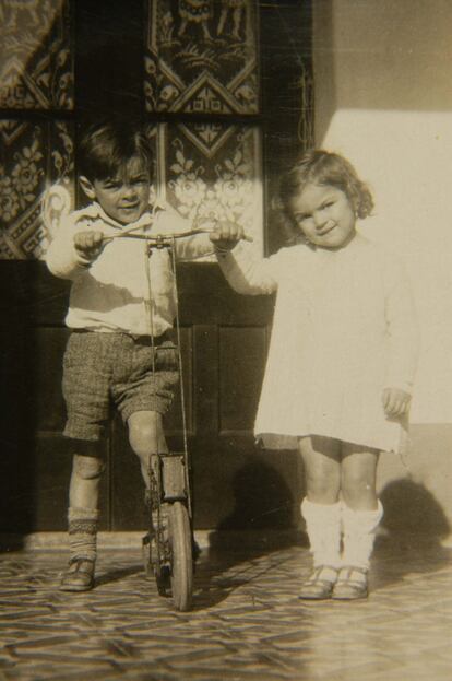 Ernesto con su hermana Celia Guevara de la Serna en San Isidro. En 1978, la mujer denunció en España a la dictadura argentina por los 30.000 desaparecidos.